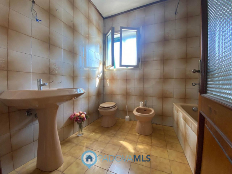 Immobile in esclusiva al Gruppo Padova MLS.
Situata in pieno centro a Camposampiero, comoda a tut...