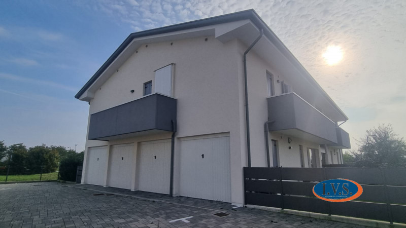 MONTEGALDA (VI) - In una posizione estremamente riservata e immersa nel verde proponiamo  al pian...