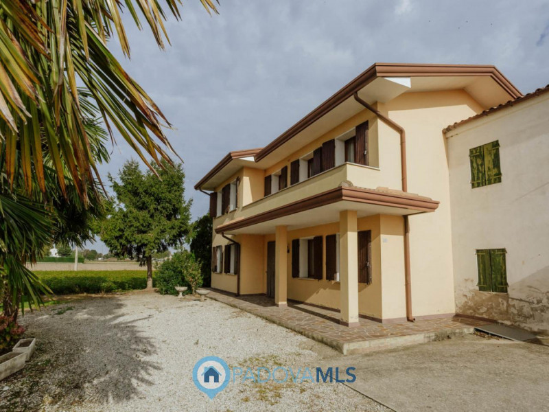 Immobile in esclusiva al Gruppo Padova MLS
Immersa nel verde ma comodamente vicina al centro del ...