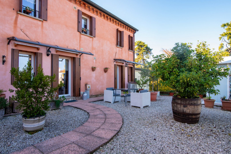 Ad Arlesega, una tranquilla e ben collegata frazione del comune di Mestrino, proponiamo in vendit...