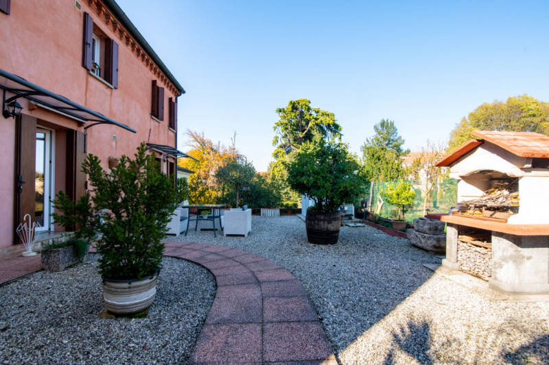 Ad Arlesega, una tranquilla e ben collegata frazione del comune di Mestrino, proponiamo in vendit...