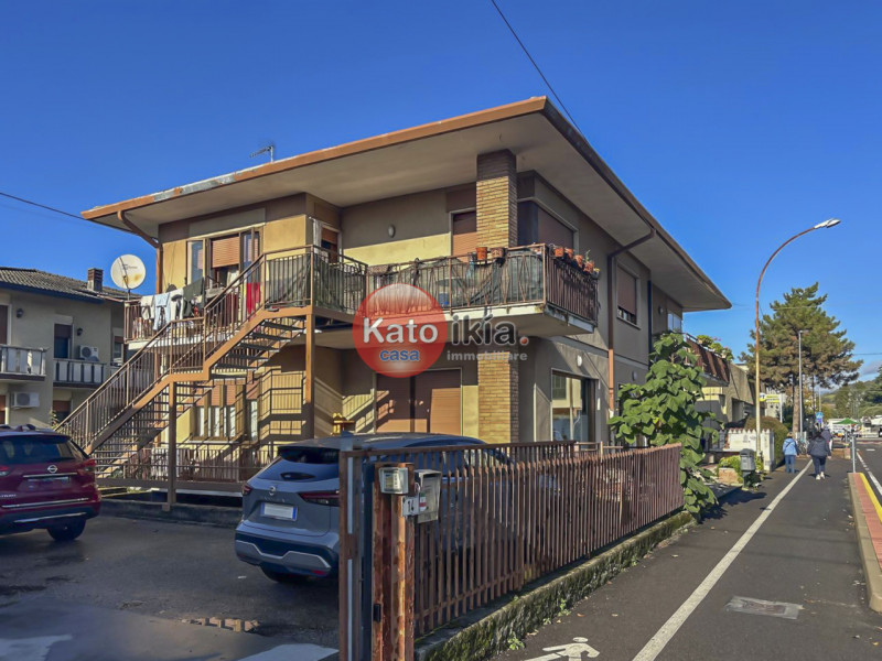 In posizione strategica nel cuore di Montecchio Maggiore, proponiamo in vendita intero fabbricato...