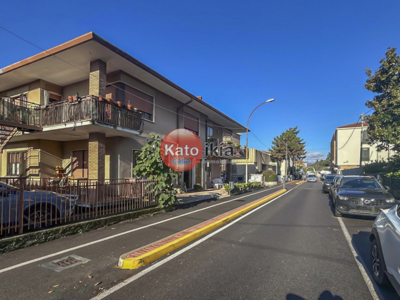 In posizione strategica nel cuore di Montecchio Maggiore, proponiamo in vendita intero fabbricato...