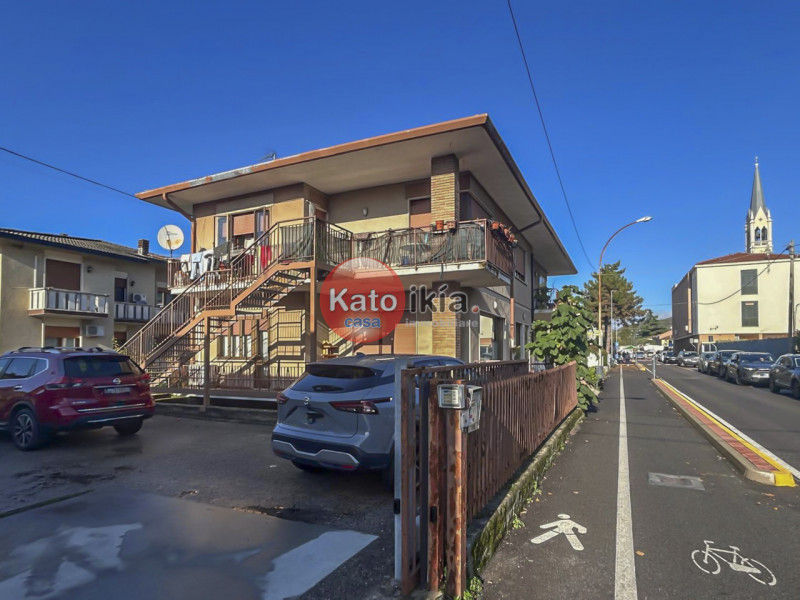 In posizione strategica nel cuore di Montecchio Maggiore, proponiamo in vendita intero fabbricato...