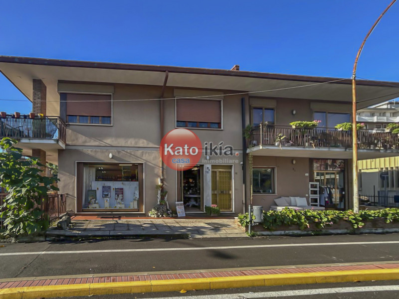 In posizione strategica nel cuore di Montecchio Maggiore, proponiamo in vendita intero fabbricato...