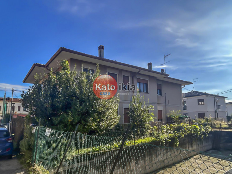 In posizione strategica nel cuore di Montecchio Maggiore, proponiamo in vendita intero fabbricato...