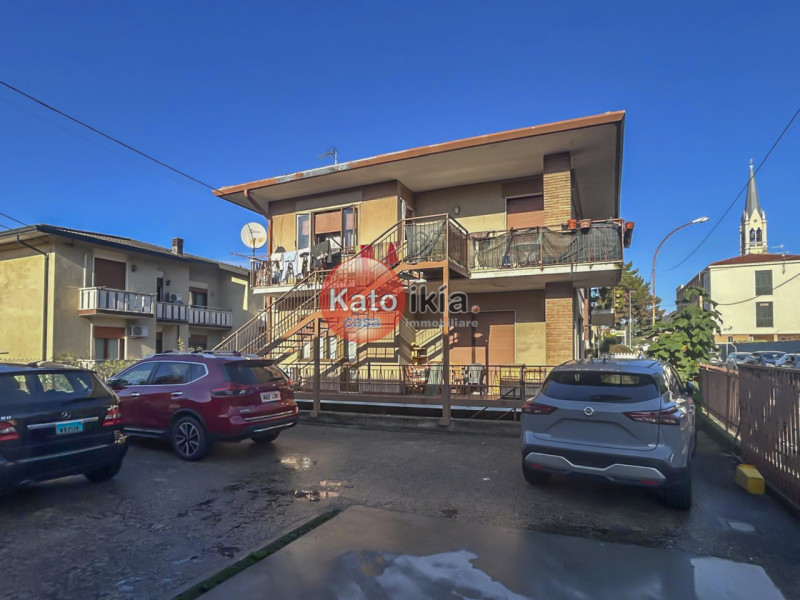 In posizione strategica nel cuore di Montecchio Maggiore, proponiamo in vendita intero fabbricato...