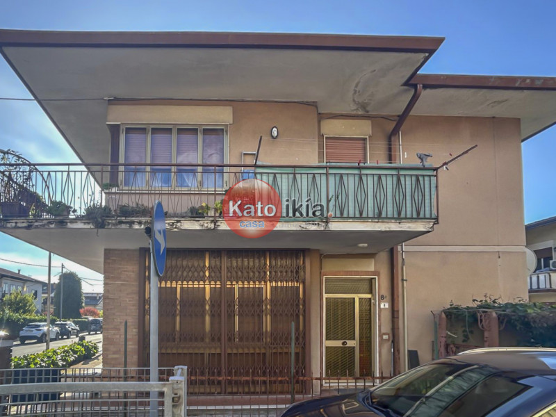 In posizione strategica nel cuore di Montecchio Maggiore, proponiamo in vendita intero fabbricato...