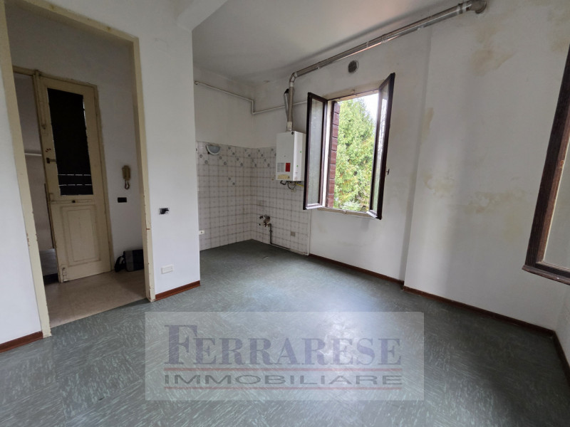 - ASTA IMMOBILIARE - PADOVA, Via Volturno, APPARTAMENTO al piano primo su fabbricato con cortile ...