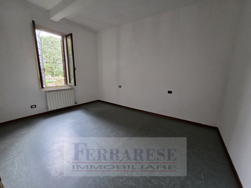 - ASTA IMMOBILIARE - PADOVA, Via Volturno, APPARTAMENTO al piano primo su fabbricato con cortile ...