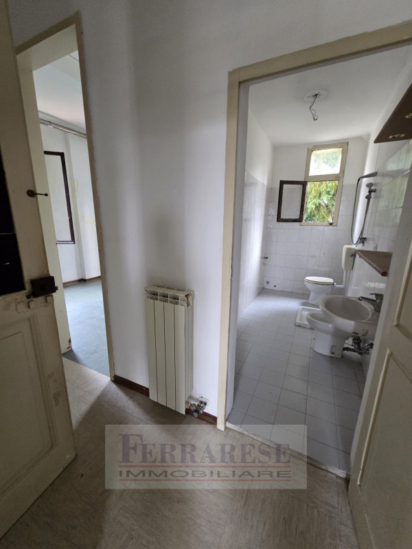 - ASTA IMMOBILIARE - PADOVA, Via Volturno, APPARTAMENTO al piano primo su fabbricato con cortile ...