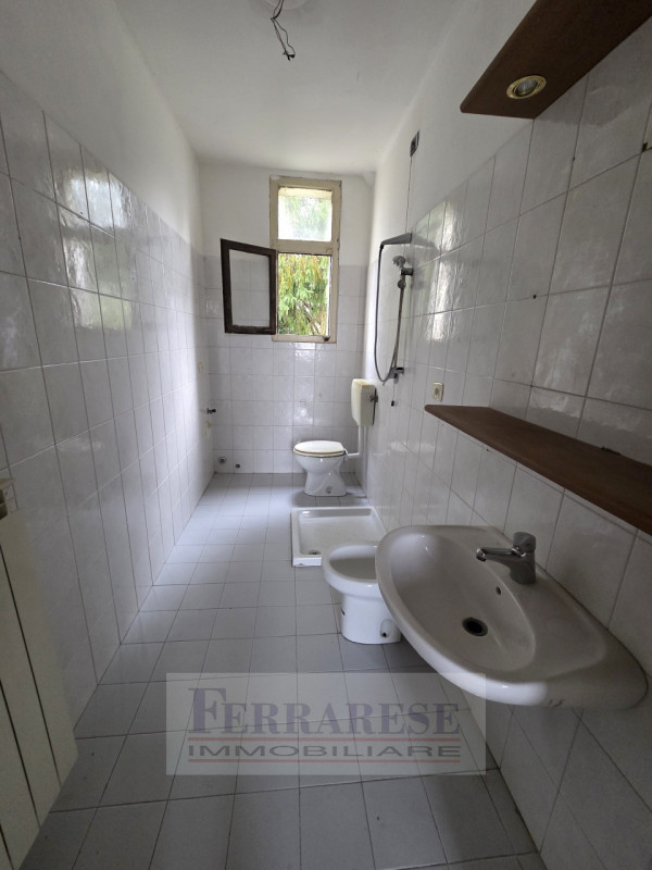 - ASTA IMMOBILIARE - PADOVA, Via Volturno, APPARTAMENTO al piano primo su fabbricato con cortile ...