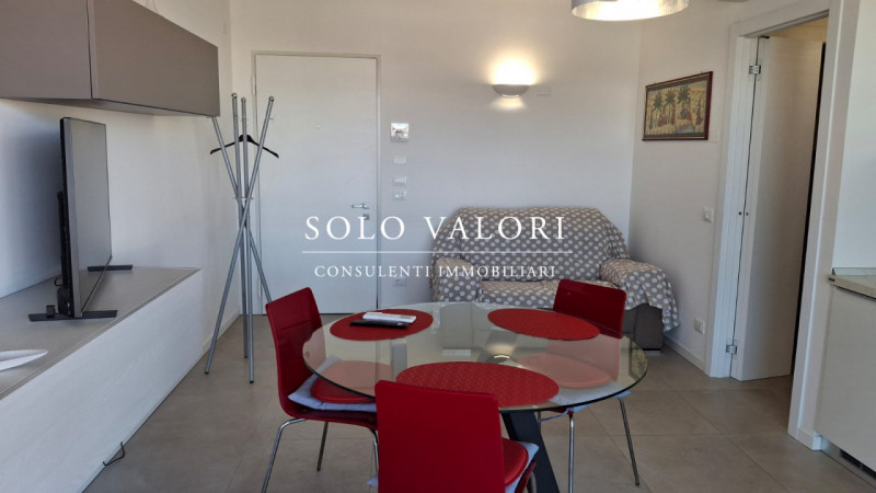 Scopri questo incantevole appartamento trilocale situato nel cuore di Jesolo, precisamente in Pia...