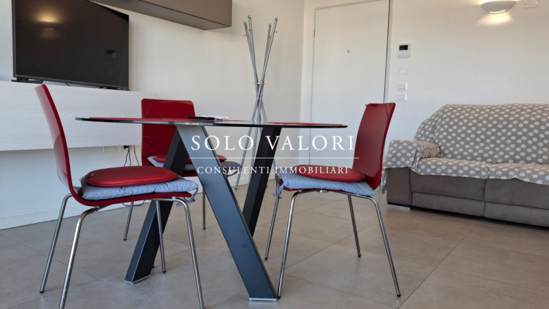 Scopri questo incantevole appartamento trilocale situato nel cuore di Jesolo, precisamente in Pia...