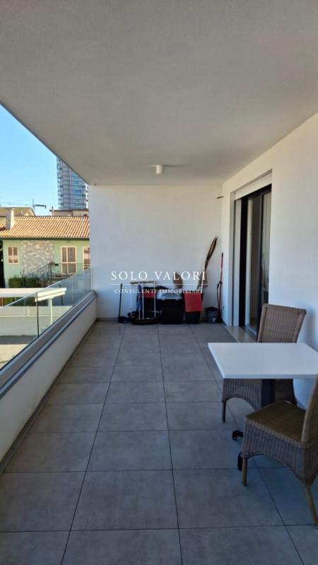 Scopri questo incantevole appartamento trilocale situato nel cuore di Jesolo, precisamente in Pia...