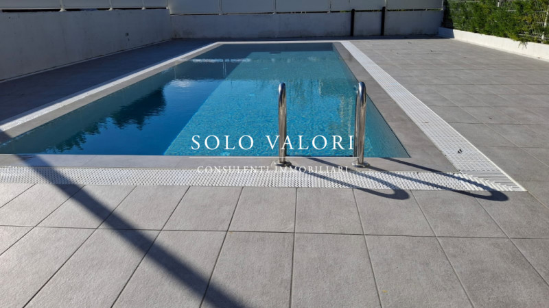 Scopri questo incantevole appartamento trilocale situato nel cuore di Jesolo, precisamente in Pia...