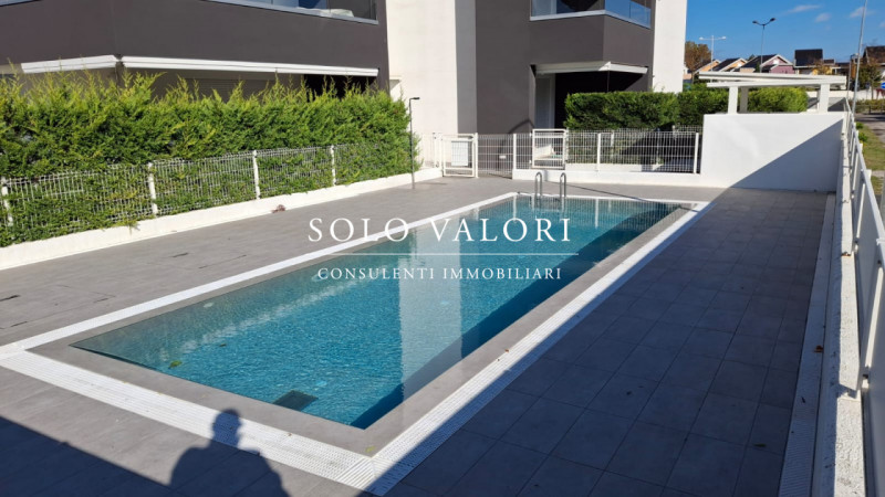 Scopri questo incantevole appartamento trilocale situato nel cuore di Jesolo, precisamente in Pia...