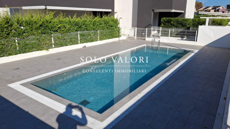 Scopri questo incantevole appartamento trilocale situato nel cuore di Jesolo, precisamente in Pia...