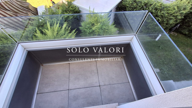 Scopri questo incantevole appartamento trilocale situato nel cuore di Jesolo, precisamente in Pia...