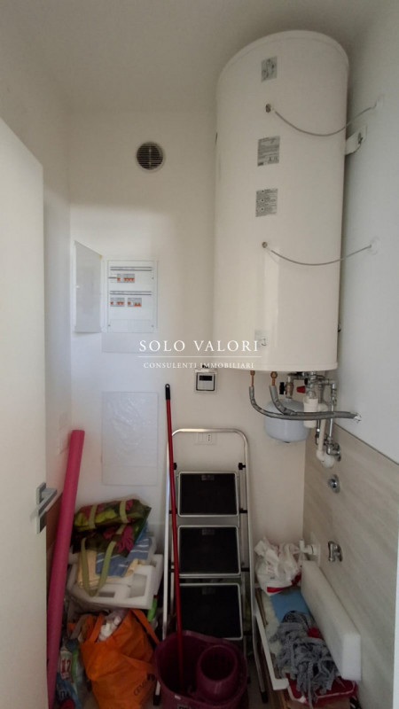 Scopri questo incantevole appartamento trilocale situato nel cuore di Jesolo, precisamente in Pia...