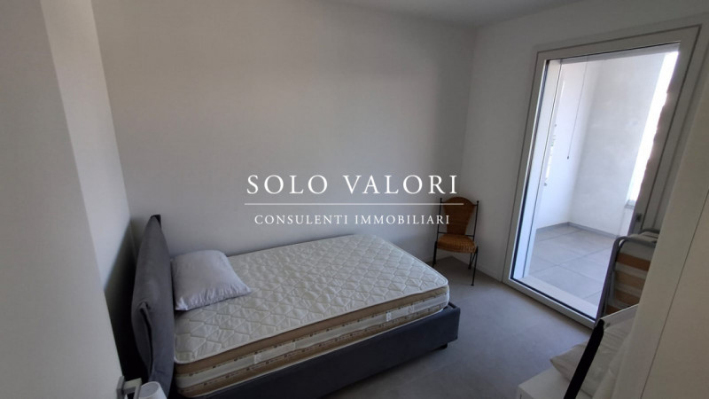 Scopri questo incantevole appartamento trilocale situato nel cuore di Jesolo, precisamente in Pia...