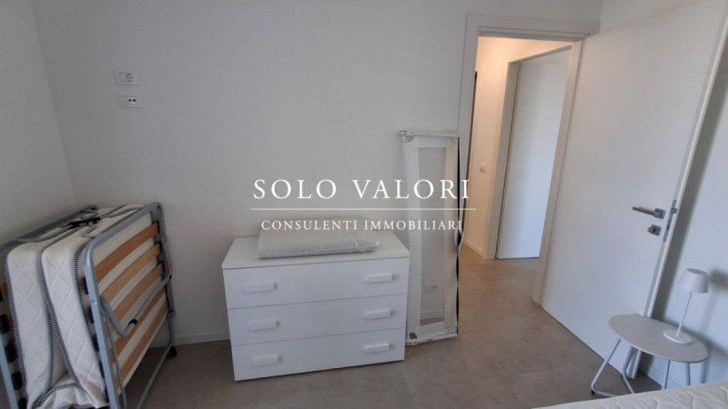 Scopri questo incantevole appartamento trilocale situato nel cuore di Jesolo, precisamente in Pia...