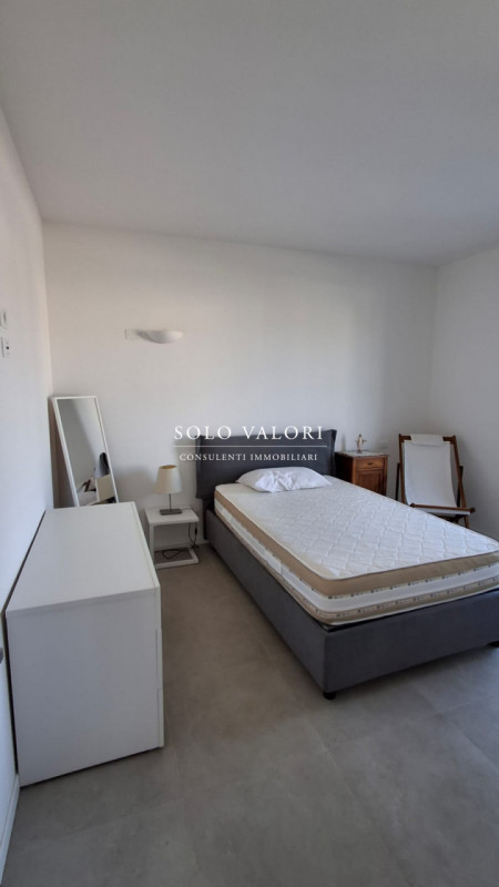 Scopri questo incantevole appartamento trilocale situato nel cuore di Jesolo, precisamente in Pia...