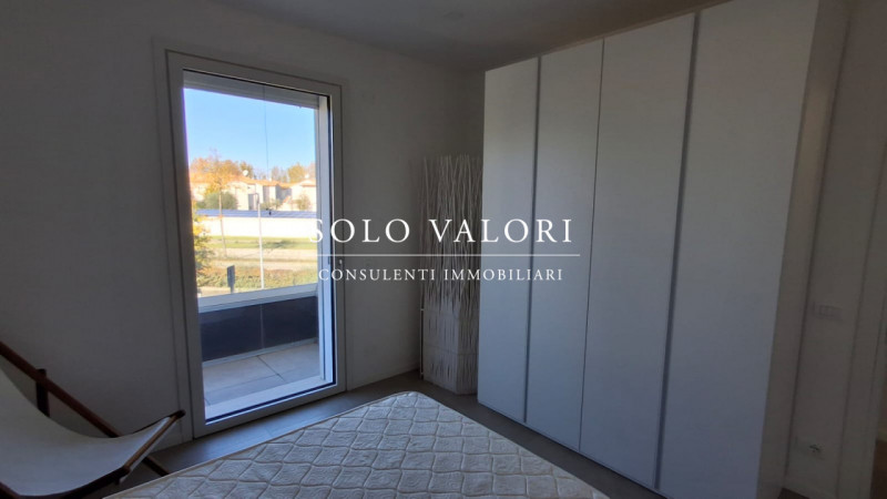 Scopri questo incantevole appartamento trilocale situato nel cuore di Jesolo, precisamente in Pia...