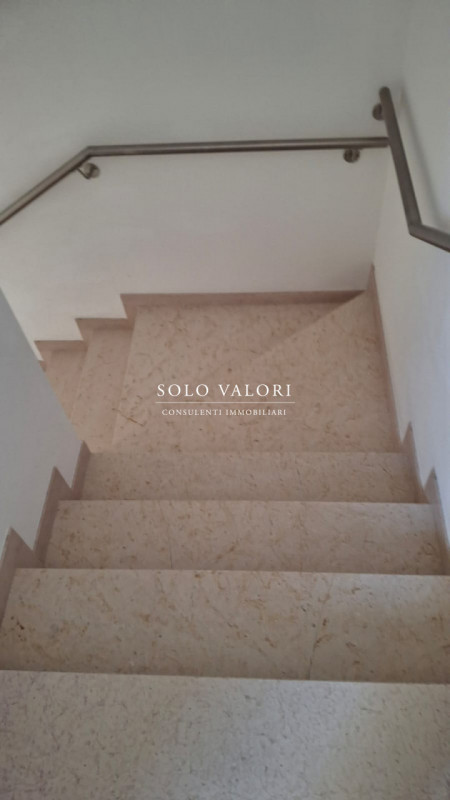 Scopri questo incantevole appartamento trilocale situato nel cuore di Jesolo, precisamente in Pia...