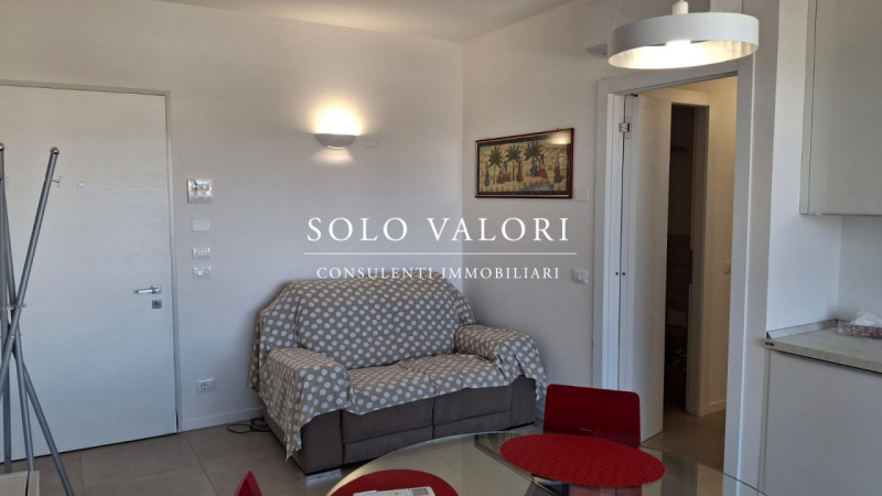 Scopri questo incantevole appartamento trilocale situato nel cuore di Jesolo, precisamente in Pia...