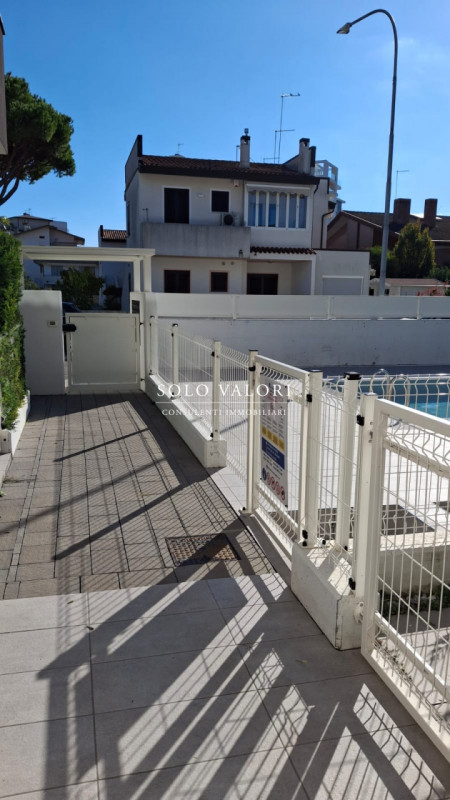 Scopri questo incantevole appartamento trilocale situato nel cuore di Jesolo, precisamente in Pia...