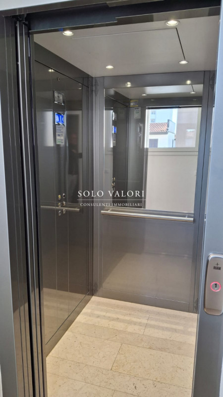 Scopri questo incantevole appartamento trilocale situato nel cuore di Jesolo, precisamente in Pia...