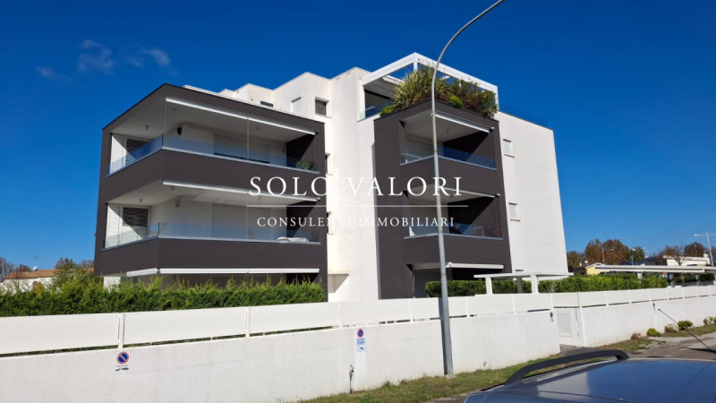 Scopri questo incantevole appartamento trilocale situato nel cuore di Jesolo, precisamente in Pia...