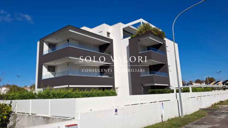 Scopri questo incantevole appartamento trilocale situato nel cuore di Jesolo, precisamente in Pia...