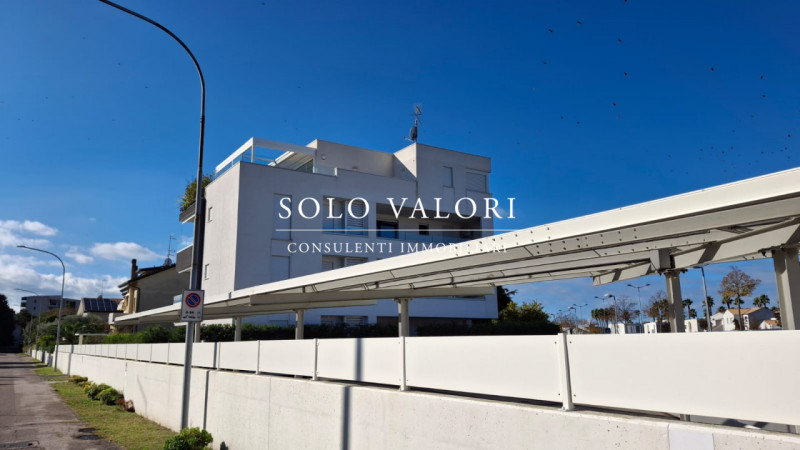 Scopri questo incantevole appartamento trilocale situato nel cuore di Jesolo, precisamente in Pia...