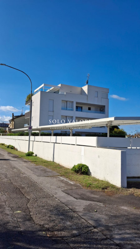 Scopri questo incantevole appartamento trilocale situato nel cuore di Jesolo, precisamente in Pia...