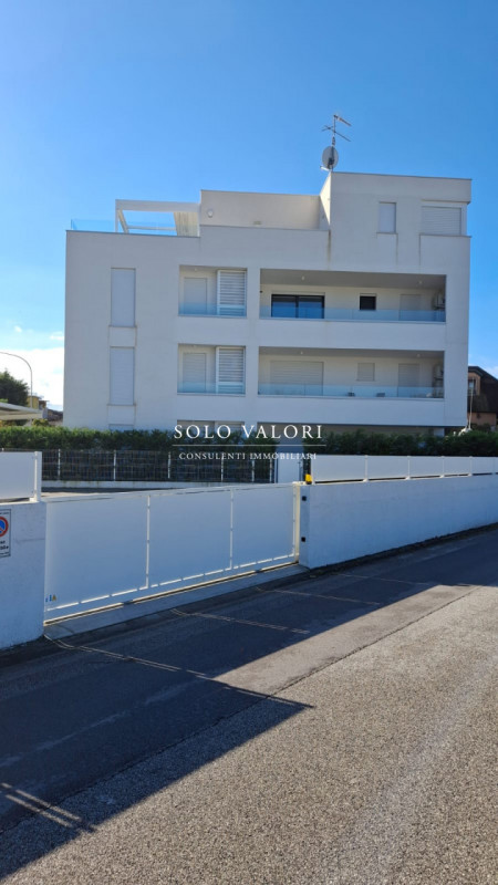 Scopri questo incantevole appartamento trilocale situato nel cuore di Jesolo, precisamente in Pia...