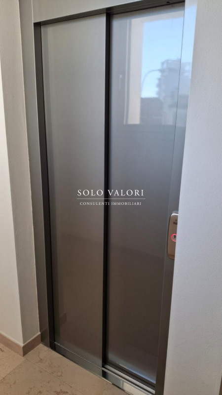 Scopri questo incantevole appartamento trilocale situato nel cuore di Jesolo, precisamente in Pia...