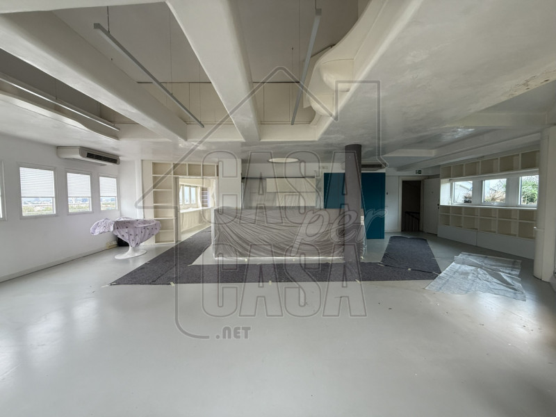 Scopri un'opportunità unica nel centro storico di Padova: un attico esclusivo di ben 250 mq, situ...