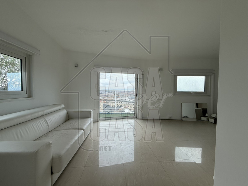 Scopri un'opportunità unica nel centro storico di Padova: un attico esclusivo di ben 250 mq, situ...