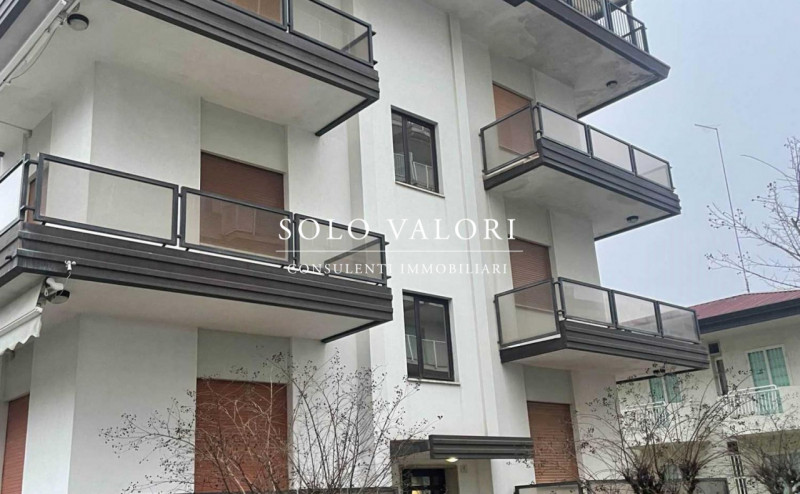 Scopri il tuo nuovo rifugio al mare! Situato nel cuore di Jesolo, precisamente nella rinomata zon...