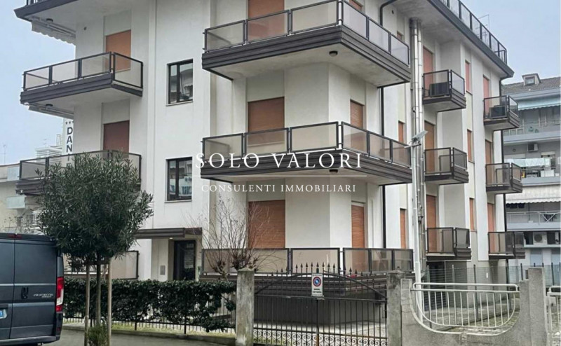 Scopri il tuo nuovo rifugio al mare! Situato nel cuore di Jesolo, precisamente nella rinomata zon...