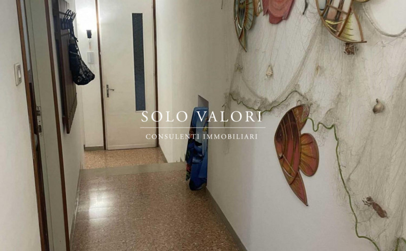 Scopri il tuo nuovo rifugio al mare! Situato nel cuore di Jesolo, precisamente nella rinomata zon...