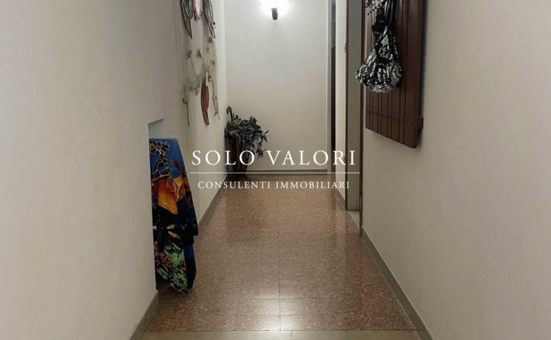 Scopri il tuo nuovo rifugio al mare! Situato nel cuore di Jesolo, precisamente nella rinomata zon...