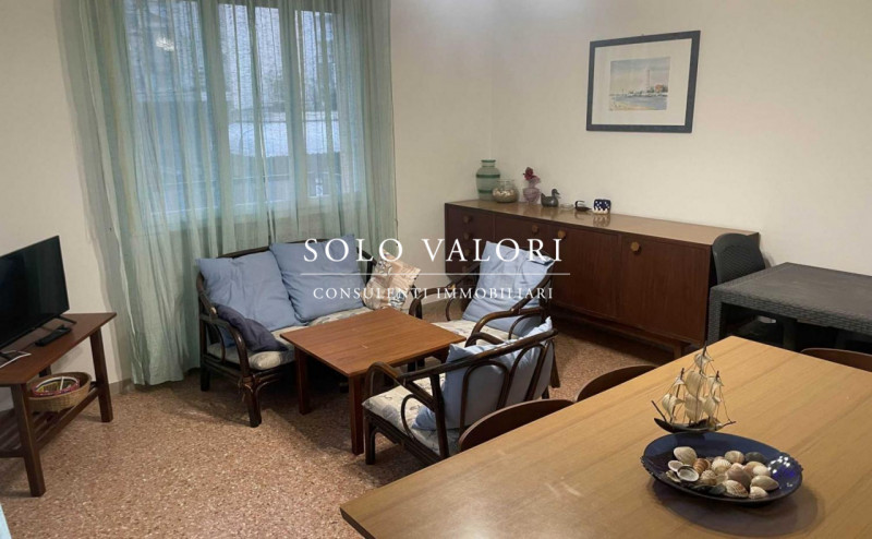 Scopri il tuo nuovo rifugio al mare! Situato nel cuore di Jesolo, precisamente nella rinomata zon...