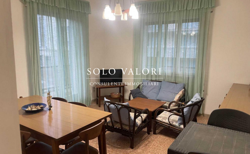 Scopri il tuo nuovo rifugio al mare! Situato nel cuore di Jesolo, precisamente nella rinomata zon...