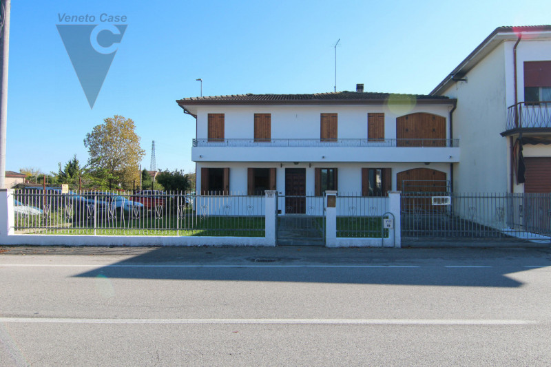 Nel centro di Pontelongo proponiamo in vendita una casa singola comoda ai principali servizi, ide...