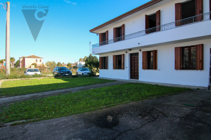 Nel centro di Pontelongo proponiamo in vendita una casa singola comoda ai principali servizi, ide...