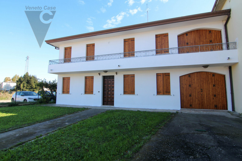 Nel centro di Pontelongo proponiamo in vendita una casa singola comoda ai principali servizi, ide...