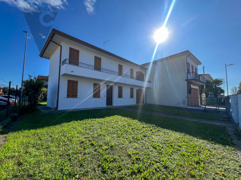 Nel centro di Pontelongo proponiamo in vendita una casa singola comoda ai principali servizi, ide...
